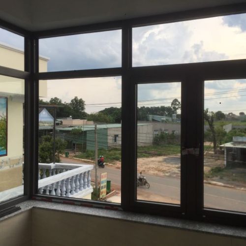 Dòng cửa kính nào chịu nhiệt độ cao khi trời nóng ?
