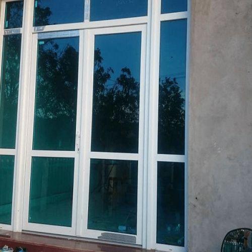 Cửa kính trong suốt và kính màu: Nên chọn loại nào?