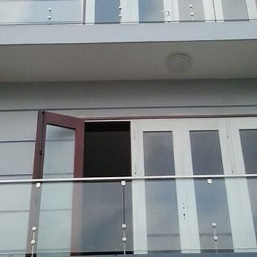 Các loại lan can kính thường dùng cho nhà phố