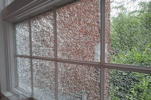 Các cách thức giảm nứt kính cho cửa khi trời nóng
