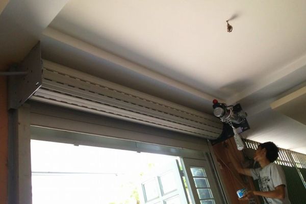Các cách xử lý khi cửa cuốn bị kẹt
