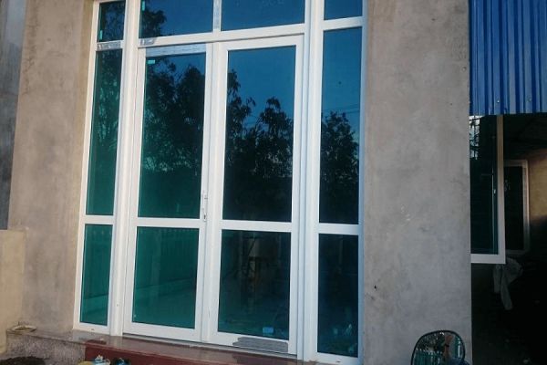 Cửa kính trong suốt và kính màu: Nên chọn loại nào?