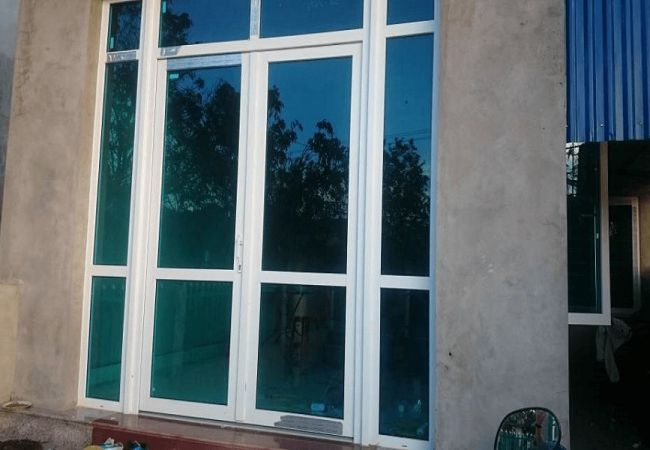 Cửa kính trong suốt và kính màu: Nên chọn loại nào?