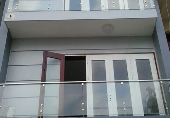 Các loại lan can kính thường dùng cho nhà phố